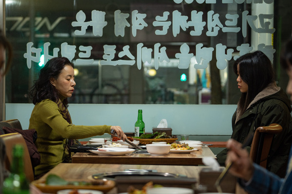 同じ下着を着るふたりの女 3枚目の写真・画像