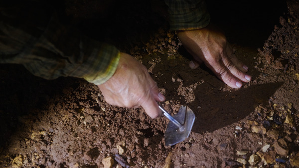 骨を掘る男 3枚目の写真・画像