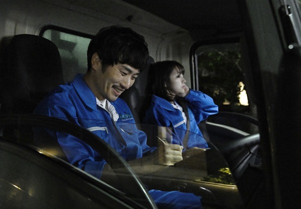 ゴミ屑と花 2枚目の写真・画像