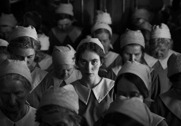 ガール・ウィズ・ニードル 3枚目の写真・画像