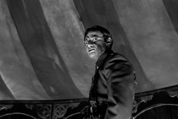 ガール・ウィズ・ニードル 6枚目の写真・画像