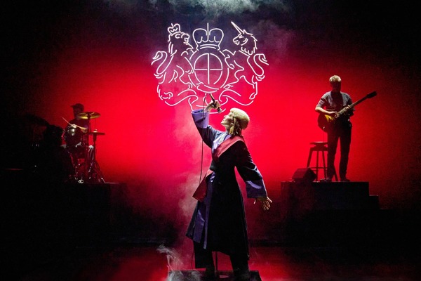 ナショナル・シアター・ライブ2025-2026「インター・エイリア」 3枚目の写真・画像