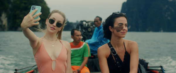 『偽りの楽園 』© 2022 PB Film LLC All Rights Reserved