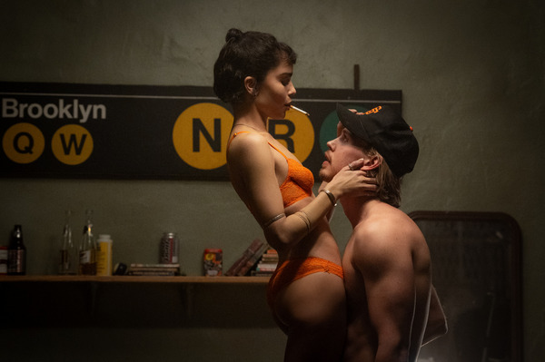 コート・スティーリング 19枚目の写真・画像