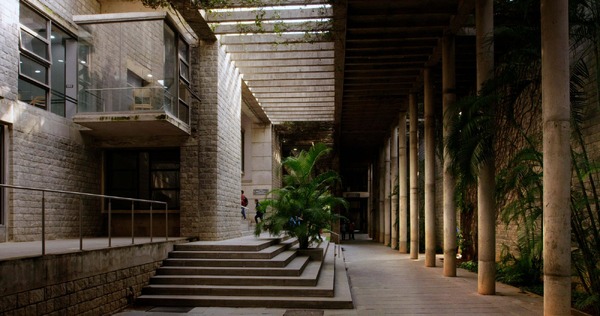 『誓い 建築家 B・V・ドーシ』