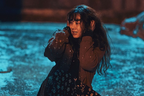 白い車に乗った女 2枚目の写真・画像