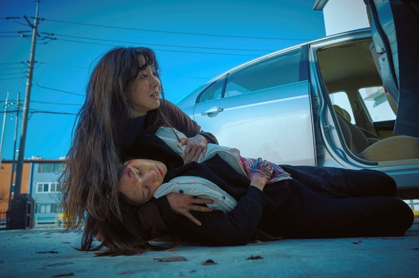 白い車に乗った女 5枚目の写真・画像