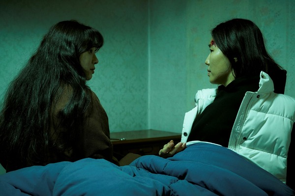 白い車に乗った女 8枚目の写真・画像