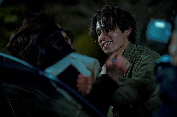 白い車に乗った女 10枚目の写真・画像