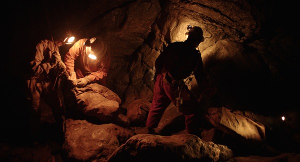 『地底への旅』(C) 2021 DOPPIO NODO DOUBLE BIND - ESSENTIAL FILMS - SOCIETE PARISIENNE DE PRODUCTION - ARTE FRANCE CINEMA