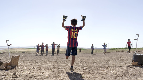 バグダッド・メッシ 片足のサッカー少年 2枚目の写真・画像