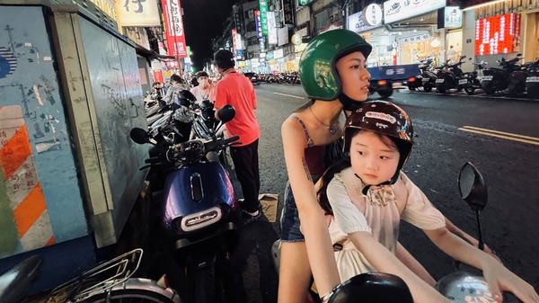 左利きの少女 2枚目の写真・画像