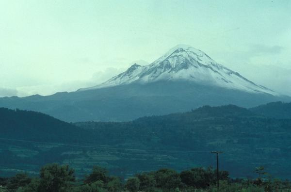 『火山のもとで』© COPYRIGHT, 1984 ITHACA ENTERPRISES, INC.