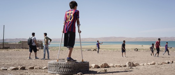 バグダッド・メッシ 片足のサッカー少年 15枚目の写真・画像
