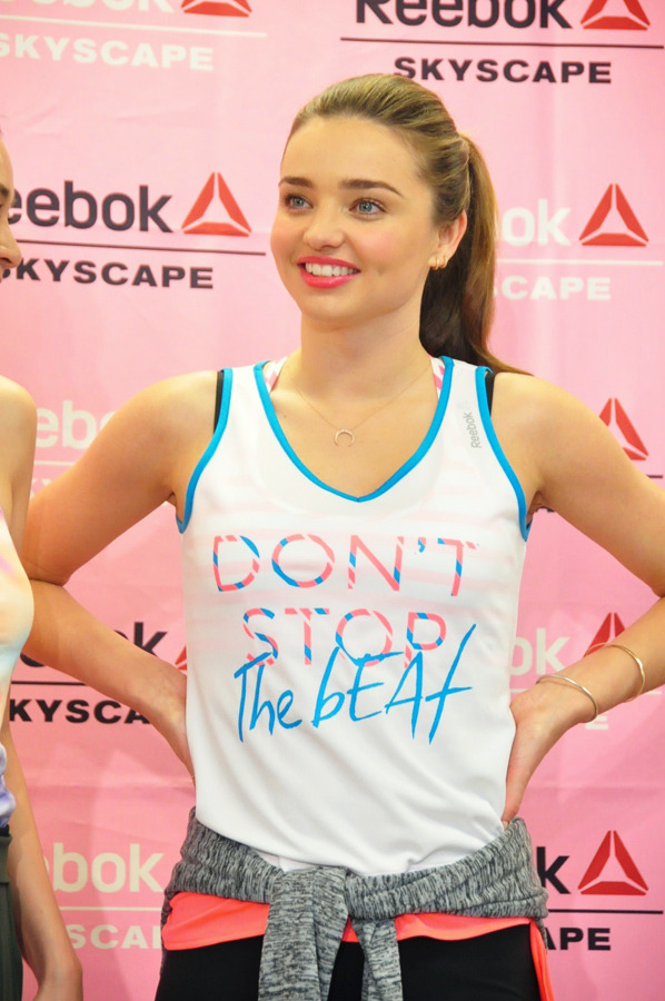 1時間半の遅刻も…笑顔でヨガに励むミランダ・カー／リーボック「Skyscape （スカイスケープ）」ヨガ・レッスン