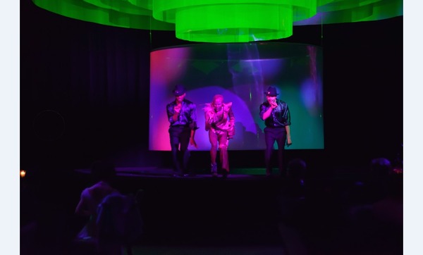 宮本亜門が演出した、ドン ペリニヨンの「Dom Perignon Rose Vintage 2003 DANCING SPIES」のショー