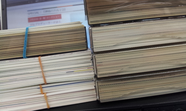 今までもらった名刺のタワー。これで３分の１くらいです。