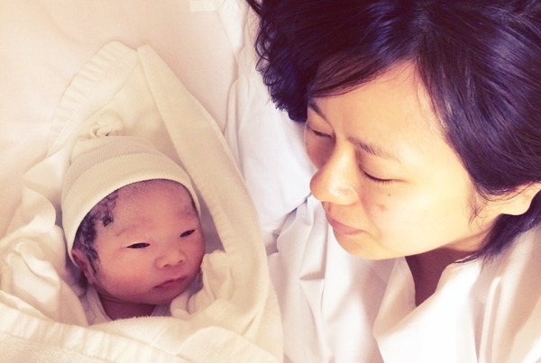 生まれたばかりの息子と妻。僕の大切な家族。