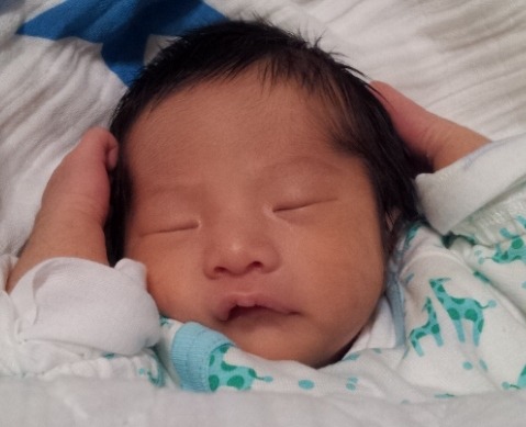 頭を抱えながら寝ている息子。どんな夢を見ているんだか。。