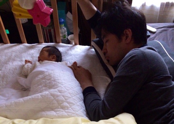 育児奮闘中につい寝てしまった新米パパ。