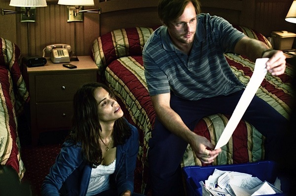 アレキサンダー・スカルスガルド＆ポーラ・パットン／『ディス／コネクト』　(c) DISCONNECT, LLC 2013