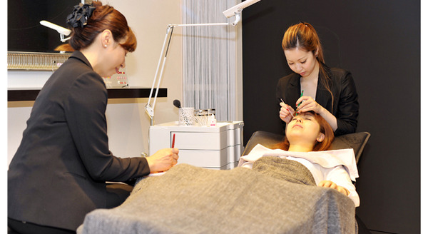 「ヴィーナス・ラッシュ ANNEX新宿店」 アイラッシュとネイルの同時施術も可能で、時短ケアができる。