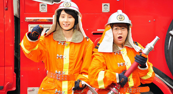 「ハリセンボン」の近藤春菜＆箕輪はるか／『プレーンズ2 ファイアー＆レスキュー』入隊訓練イベント