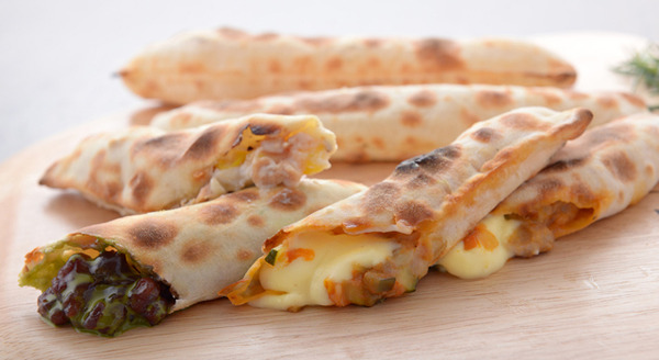 ワンハンドで気軽に食べられる、長さ20センチの新感覚のスティックピザ