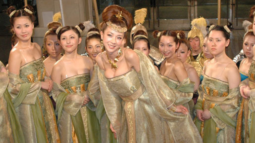 『王妃の紋章』試写会。劇中で実際に使われた衣裳でポーズを決めるほしのあき。