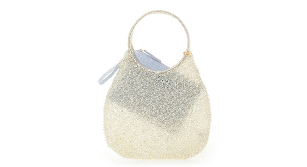 対象商品の購入で、今年はマシュマロカラーのオリジナル・インナーポーチをプレゼント。