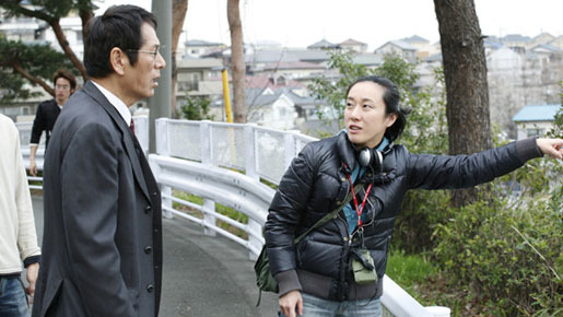 現場で大森美香の演出を受ける大杉漣。