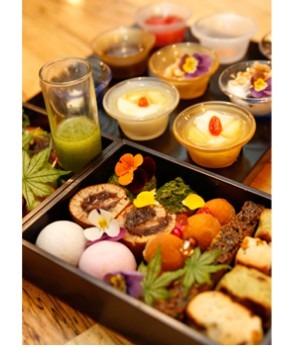 「above GRILL＆BAR（アバーヴ グリル＆バー）」　お重に詰めた、和のエッセンスが感じられるアフタヌーンティー