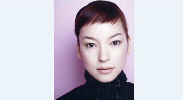 東京都出身のモデル / 女優 KIKI。雑誌 OZ magazine をはじめ、広告、TV 出演、連載の執筆、近年では自身で撮影した自然のなかの見えない光を あつかった 写真展 「Prisma」 シリーズを発表するなど多方面で活動。