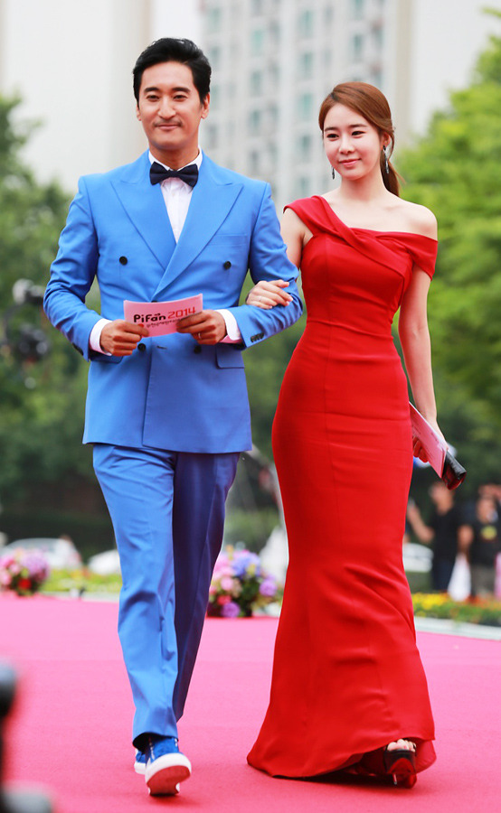 司会を務めた俳優シン・ヒョンジュン＆女優イ・ユンナ／「第18回プチョン国際ファンタスティック映画祭」レッドカーペット