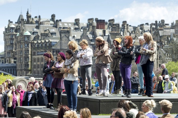 『サンシャイン 歌声が響く街』 -(C)DNA Films