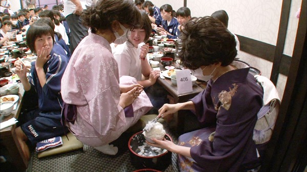 京都の旅館に潜入した、ベッキー（木部さん）とローラ（口部さん）／「ニンゲン観察バラエティ『モニタリング』」2時間スペシャル