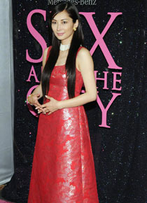 真っ赤なドレスで登場した伊東美咲。この前日に31歳の誕生日を迎えた。