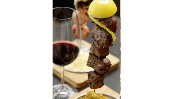 イタリアン料理店「AWkitchen」の新業態店舗として誕生した「AW 55」おすすめメニューの肉の串刺しグリル“エスペターダ”。