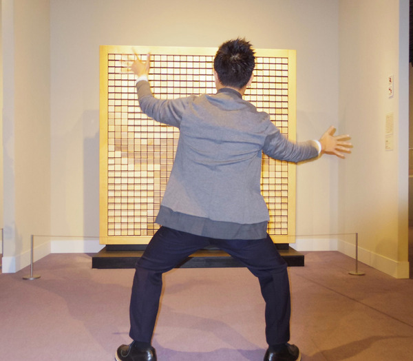 「木の鏡（Wooden Mirror）」に大はしゃぎの八嶋智人／「だまし絵II 進化するだまし絵」のオープニングセレモニー