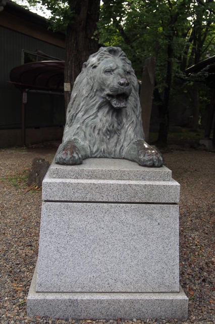 ライオンは東洋的意匠の狛犬に変化し、三越のライオン像も狛犬のように神前を守っている