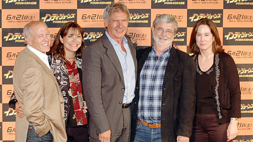 『インディ・ジョーンズ／クリスタル・スカルの王国』来日記者会見。左からフランク・マーシャル（プロデューサー）、カレン・アレン、ハリソン・フォード、ジョージ・ルーカス、キャスリーン・ケネディ（プロデューサー）