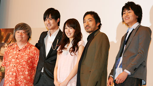 『闘茶』完成披露舞台挨拶（左から）ワン・イェミン監督、ヴィック・チョウ、戸田恵梨香、香川照之、細田よしひこ