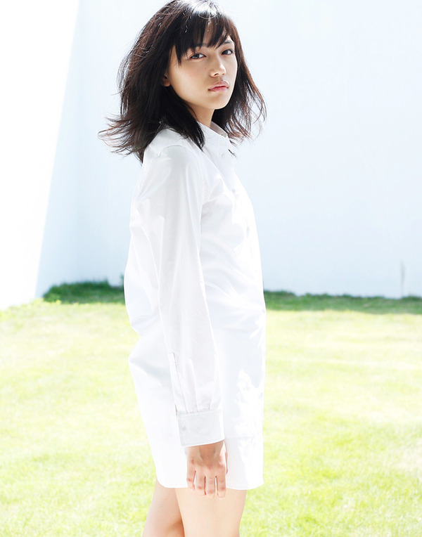 艶感漂う…川口春奈／2015年カレンダー写真