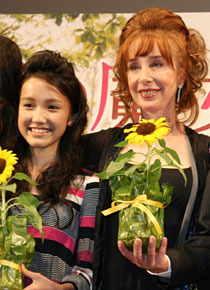 『西の魔女が死んだ』“おばあちゃん”サチ・パーカーと“孫娘”高橋真悠