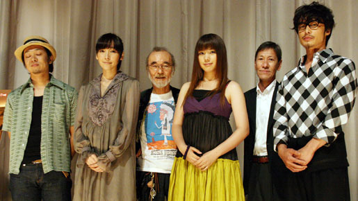 『純喫茶磯辺』初日舞台挨拶。左から吉田恵輔監督、麻生久美子、ミッキー・カーチス、仲里依紗、斉藤洋介、和田聰宏。