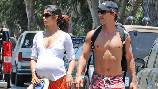 6月21日に撮影されたマシュー・マコノヒーとカミラ・アルヴス　-(C) Splash/AFLO