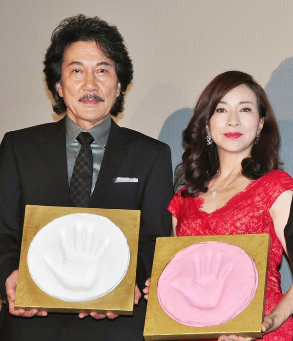 “手形”をとる、役所広司＆原田美枝子／『蜩ノ記』初日舞台挨拶