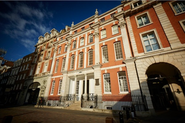 ロンドンのにオープンしたリッサ初のインターナショナルフラッグシップストアが入っているコヴェント・ガーデンの建物。