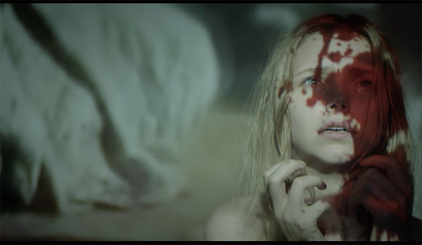 紀里谷和明が手がけた「毛皮反対プロジェクト」