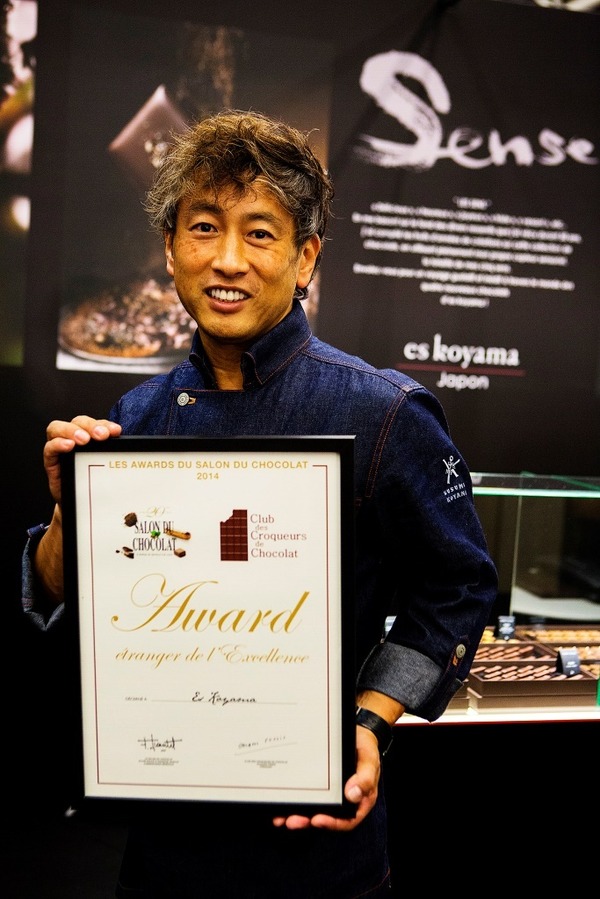 2014年、C.C.C.（クラブ・デ・クロクール・ド・ショコラ）最高位ゴールドタブレット＋星獲得、及び「Excellence chocolatier etranger」のW受賞した、ショコラティエ・コヤマススム氏。